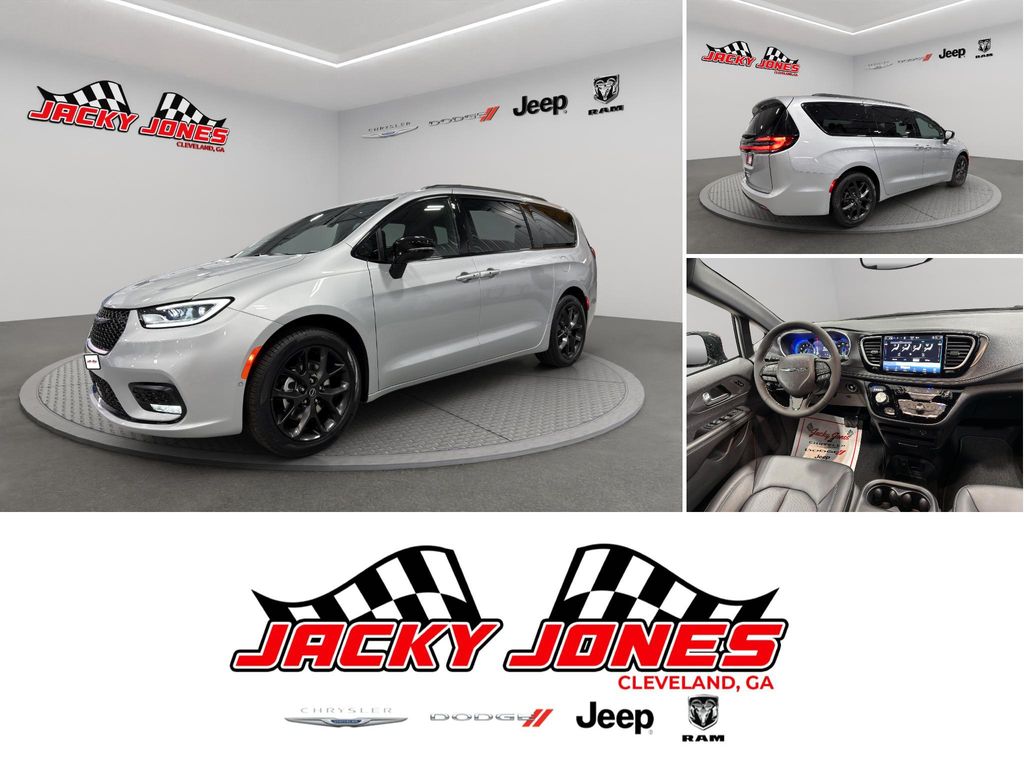 2026 Chrysler Pacifica Select's photo