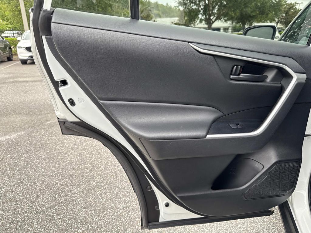 2022 Toyota RAV4 LE photo 10