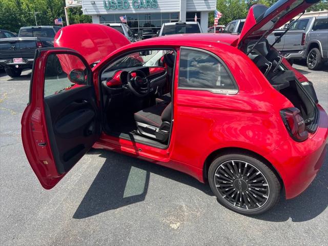 2024 Fiat 500e Red photo 7