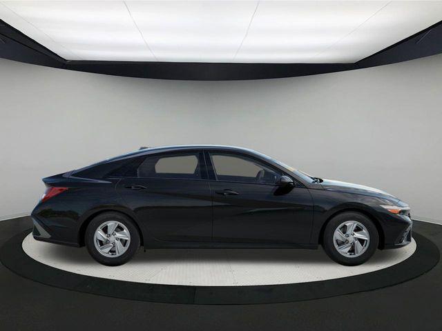 2025 Hyundai Elantra SE photo 7