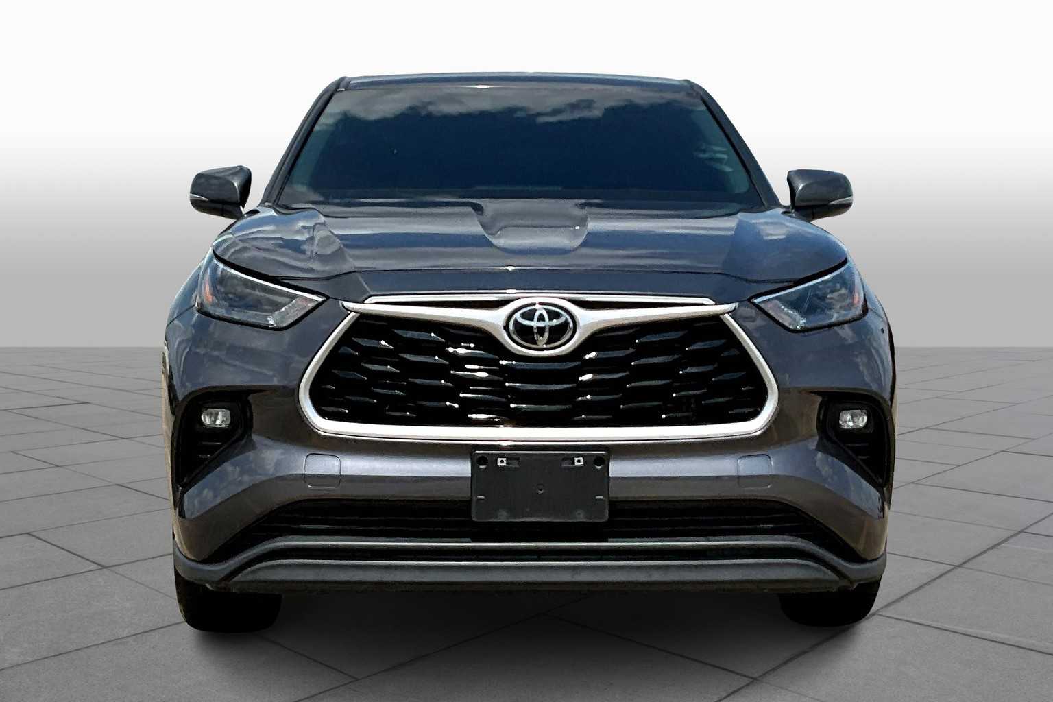 2023 Toyota Highlander LE photo 3
