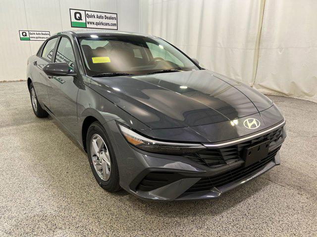 2025 Hyundai Elantra SE's photo