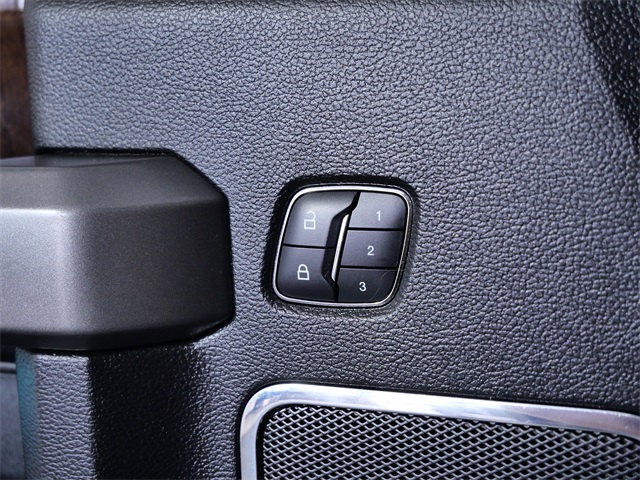 2016 Ford F-150 Platinum photo 27