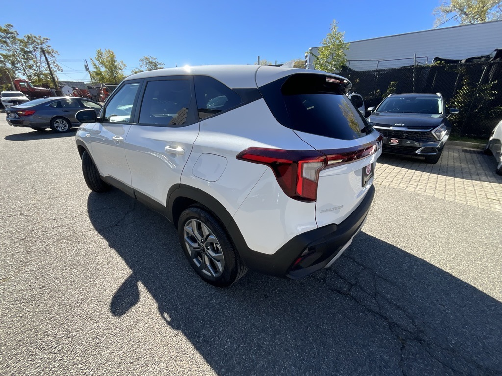 2025 Kia Seltos LX photo 2