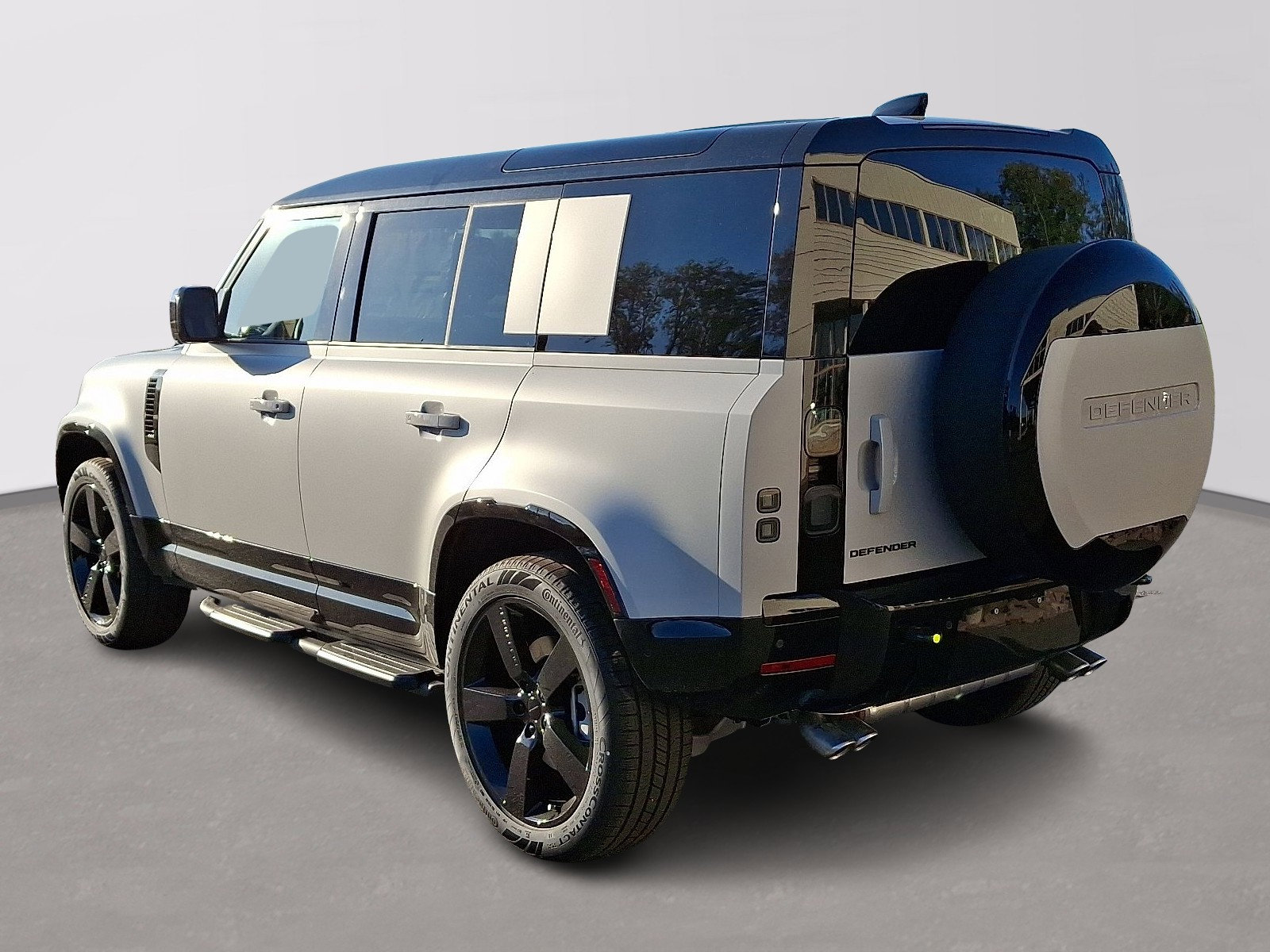 2026 Land Rover Defender 110 X-Dynamic SE photo 4