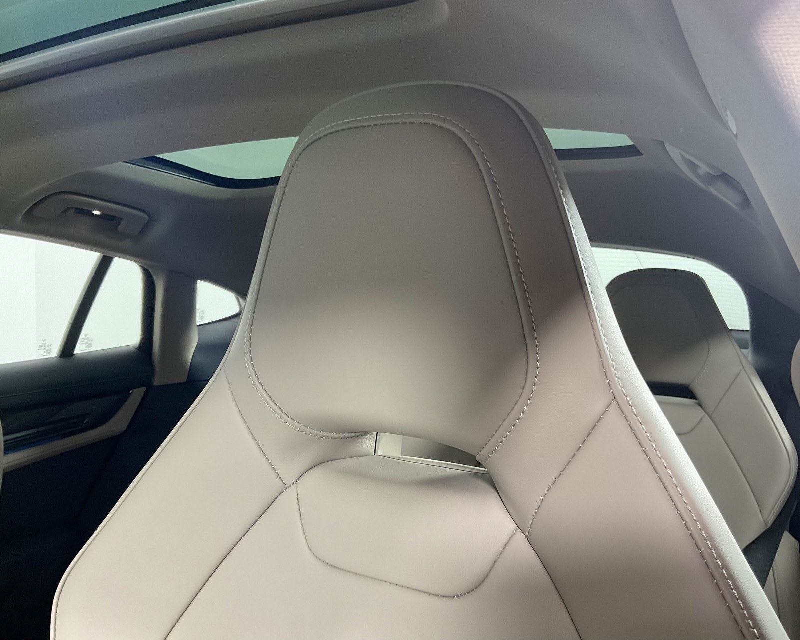 2025 Porsche Panamera 4 photo 6