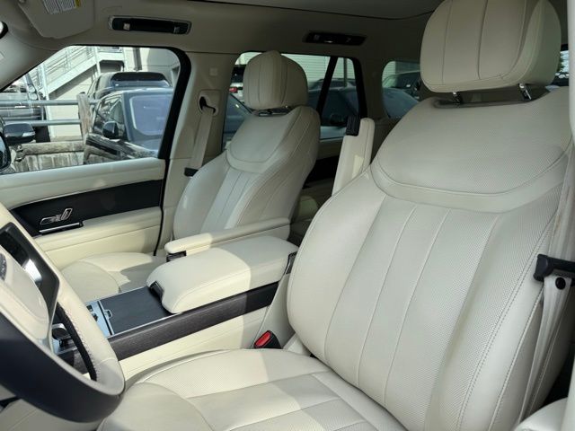 2023 Land Rover Range Rover SE photo 3
