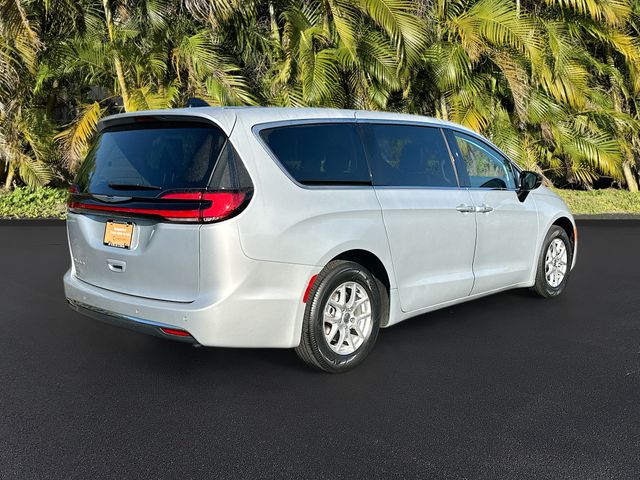 2024 Chrysler Pacifica Touring L photo 3