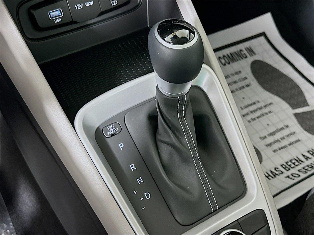 2025 Hyundai Venue SEL photo 9