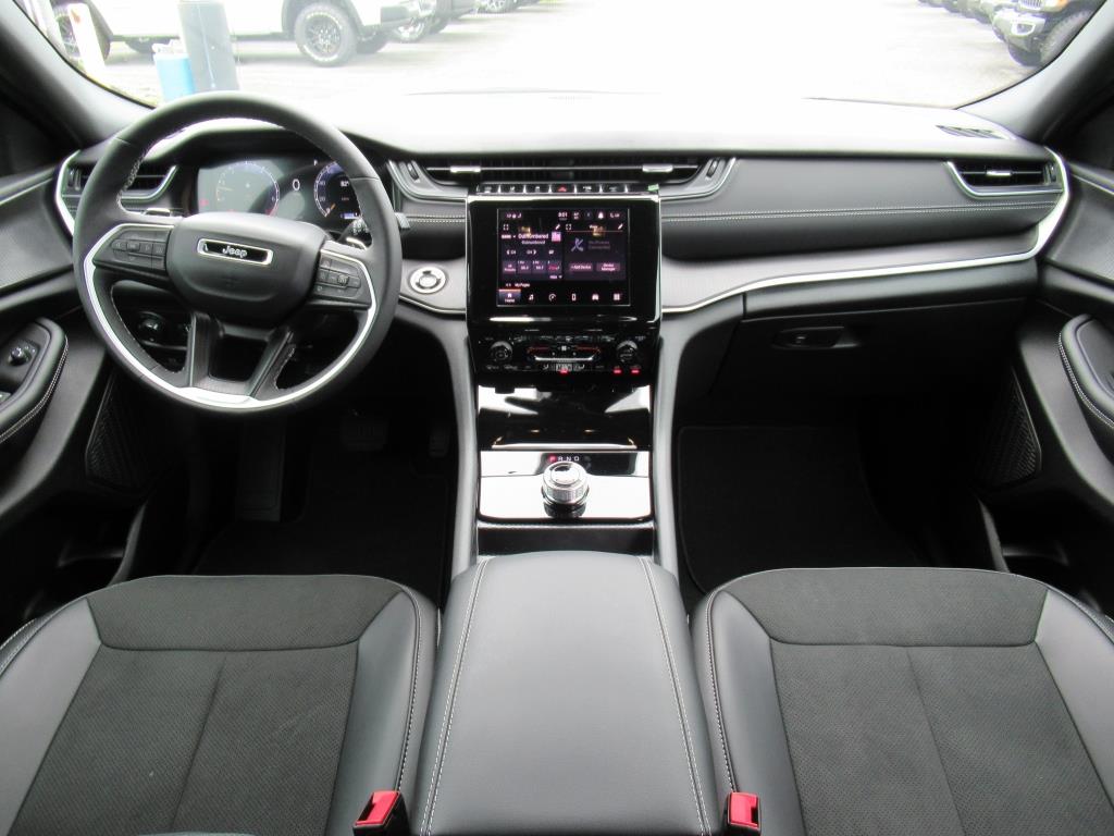 2025 Jeep Grand Cherokee Altitude photo 6