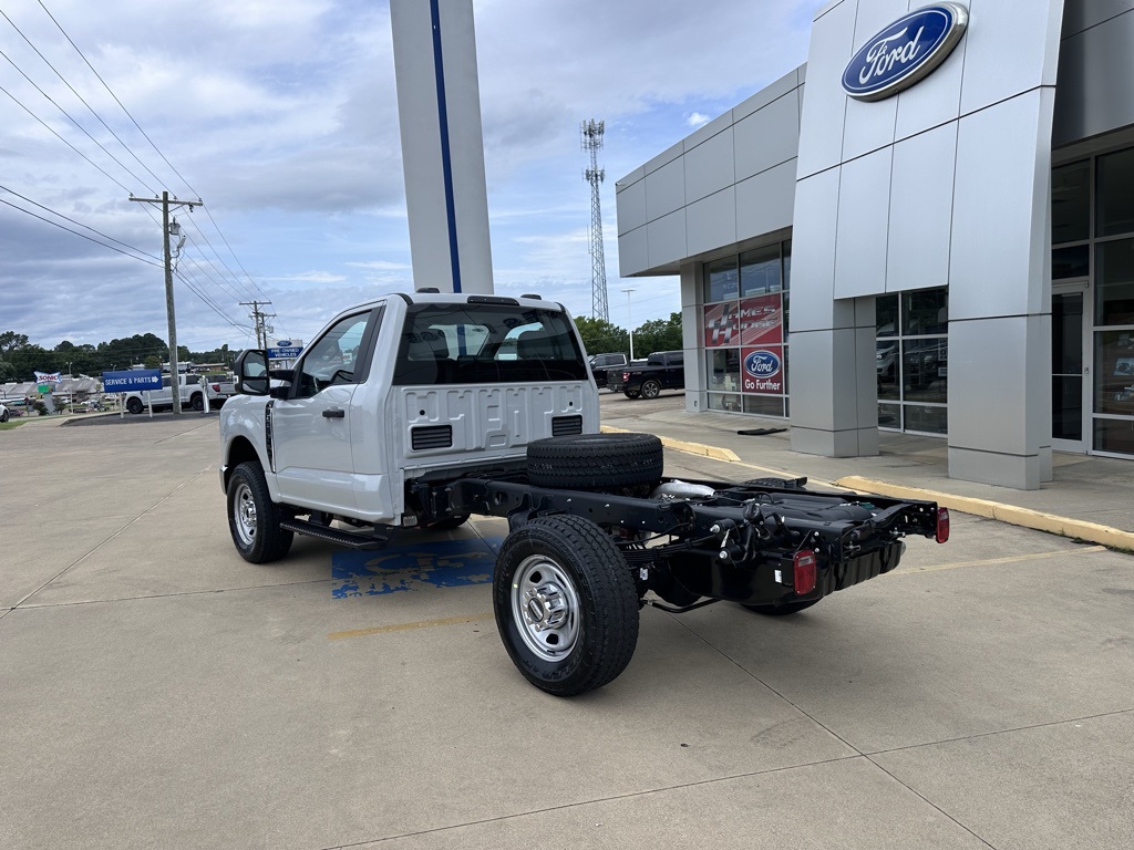 2025 Ford F-350 photo 2