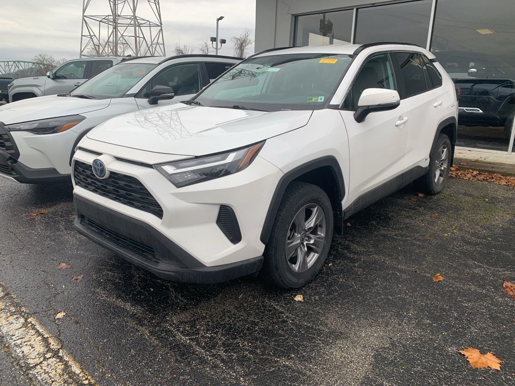 2023 Toyota RAV4 XLE's photo