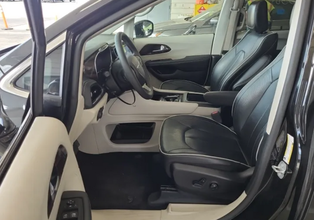 2024 Chrysler Pacifica Limited photo 3