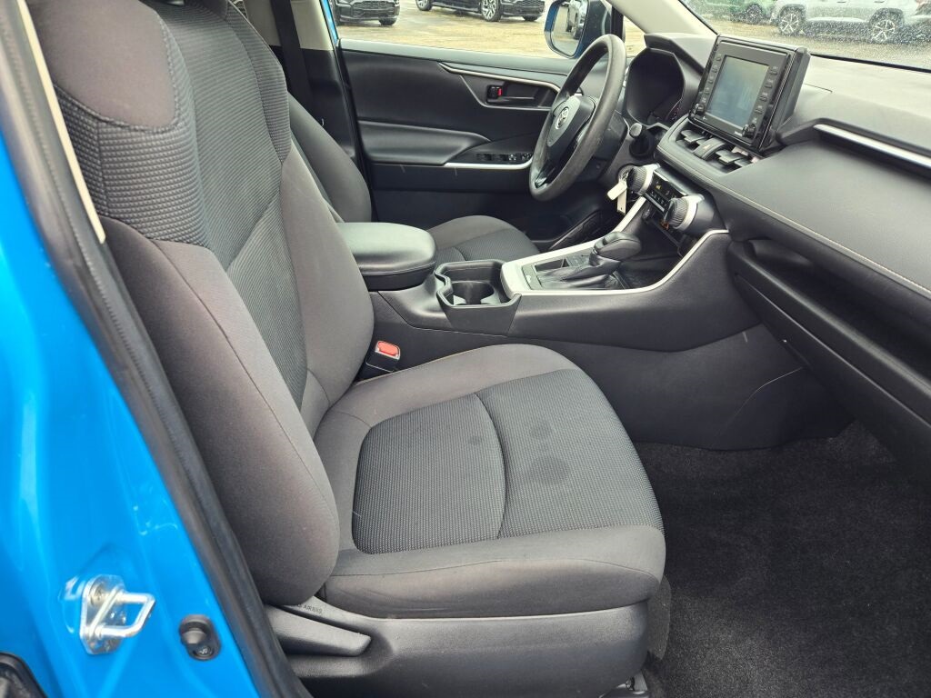 2021 Toyota RAV4 LE photo 4