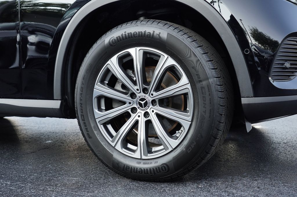2025 Mercedes Benz GLC 300 photo 9