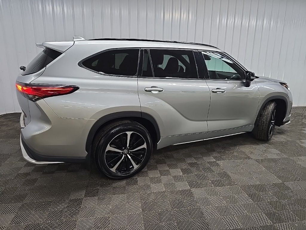 2022 Toyota Highlander XSE photo 2