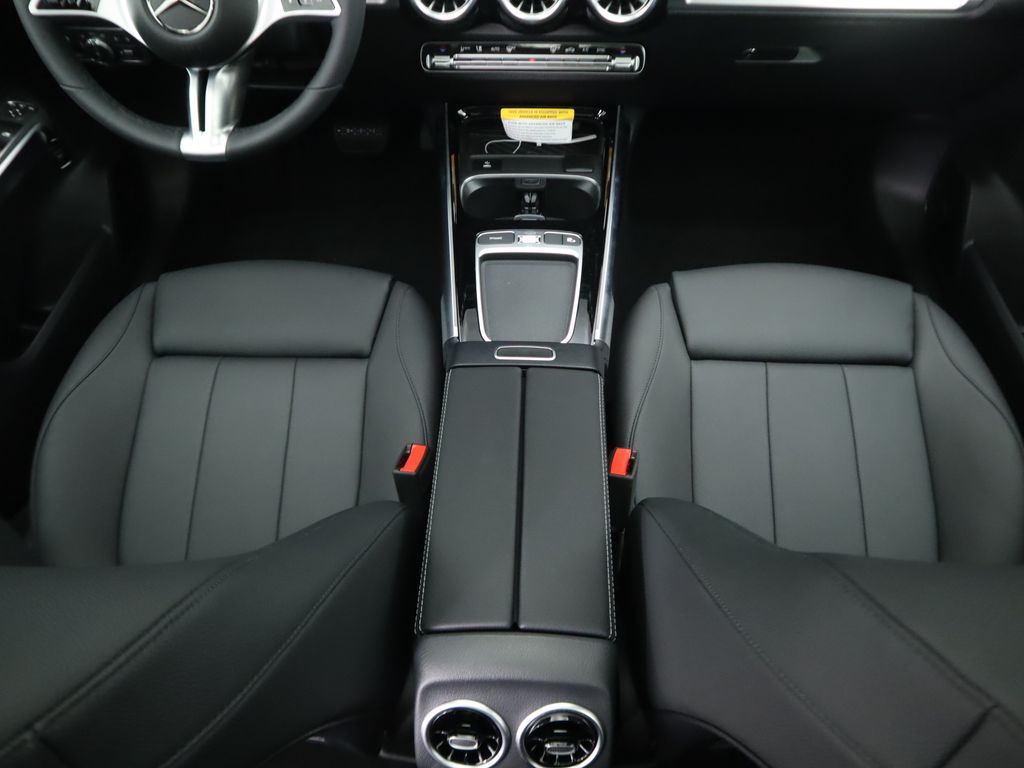 2025 Mercedes Benz GLB 250 photo 17