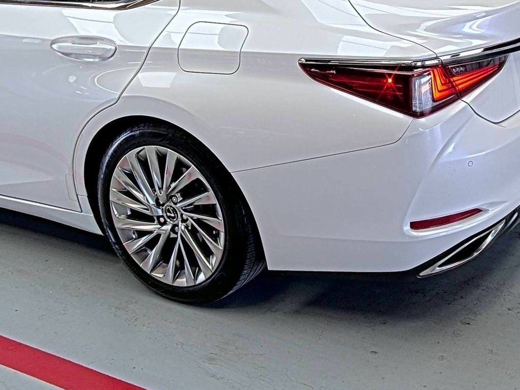 2019 Lexus ES 350 Luxury photo 4