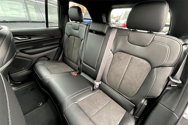 2025 Jeep Grand Cherokee Altitude photo 11