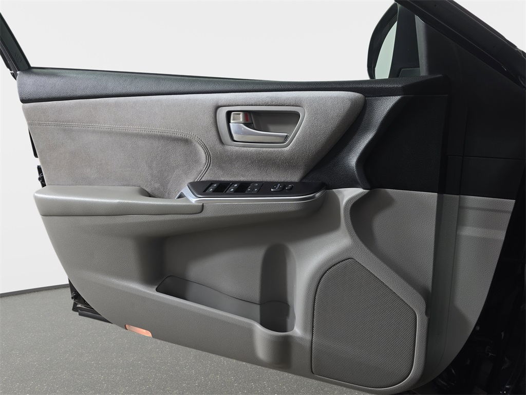 2015 Toyota Camry XSE photo 24