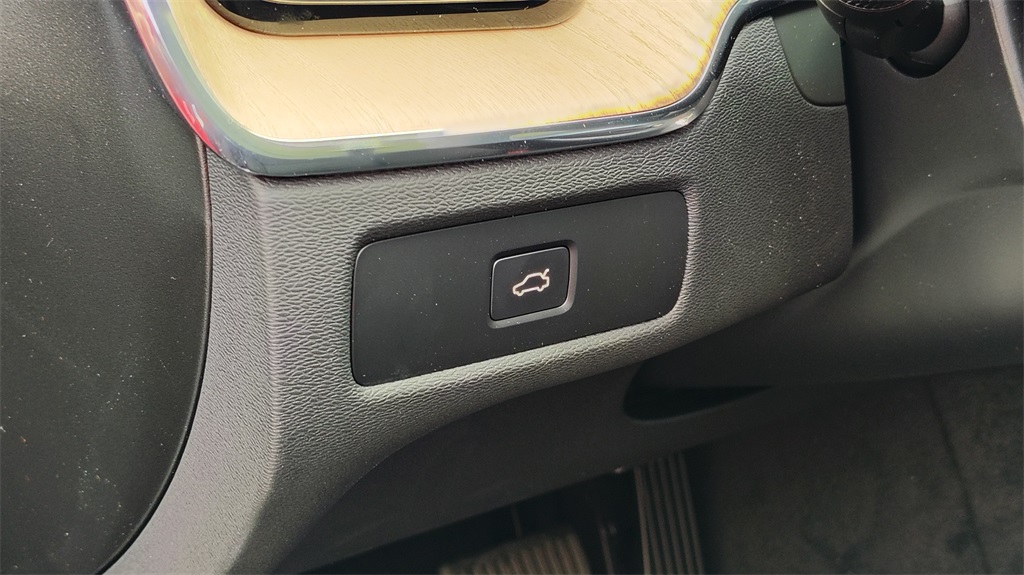 2026 Volvo XC60 B5 Plus photo 9