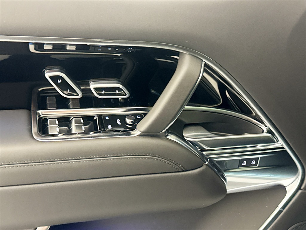 2025 Land Rover Range Rover SE photo 12