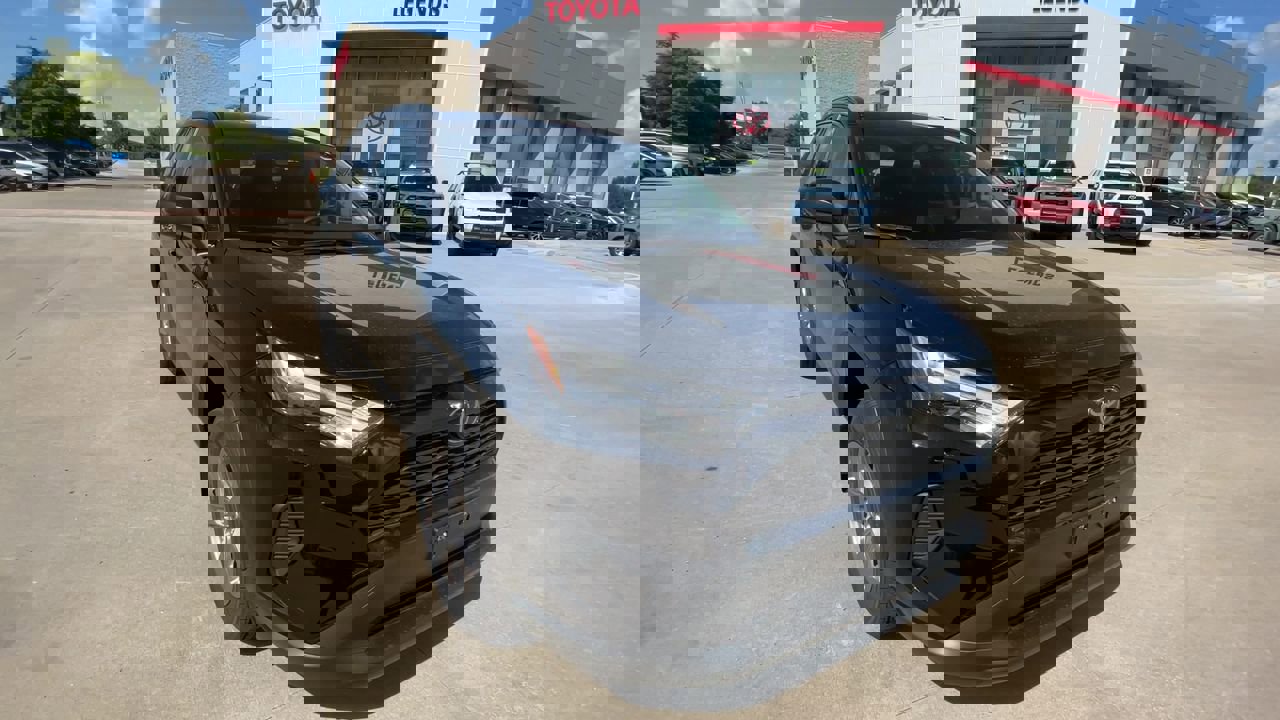 2025 Toyota RAV4 Hybrid LE photo 3