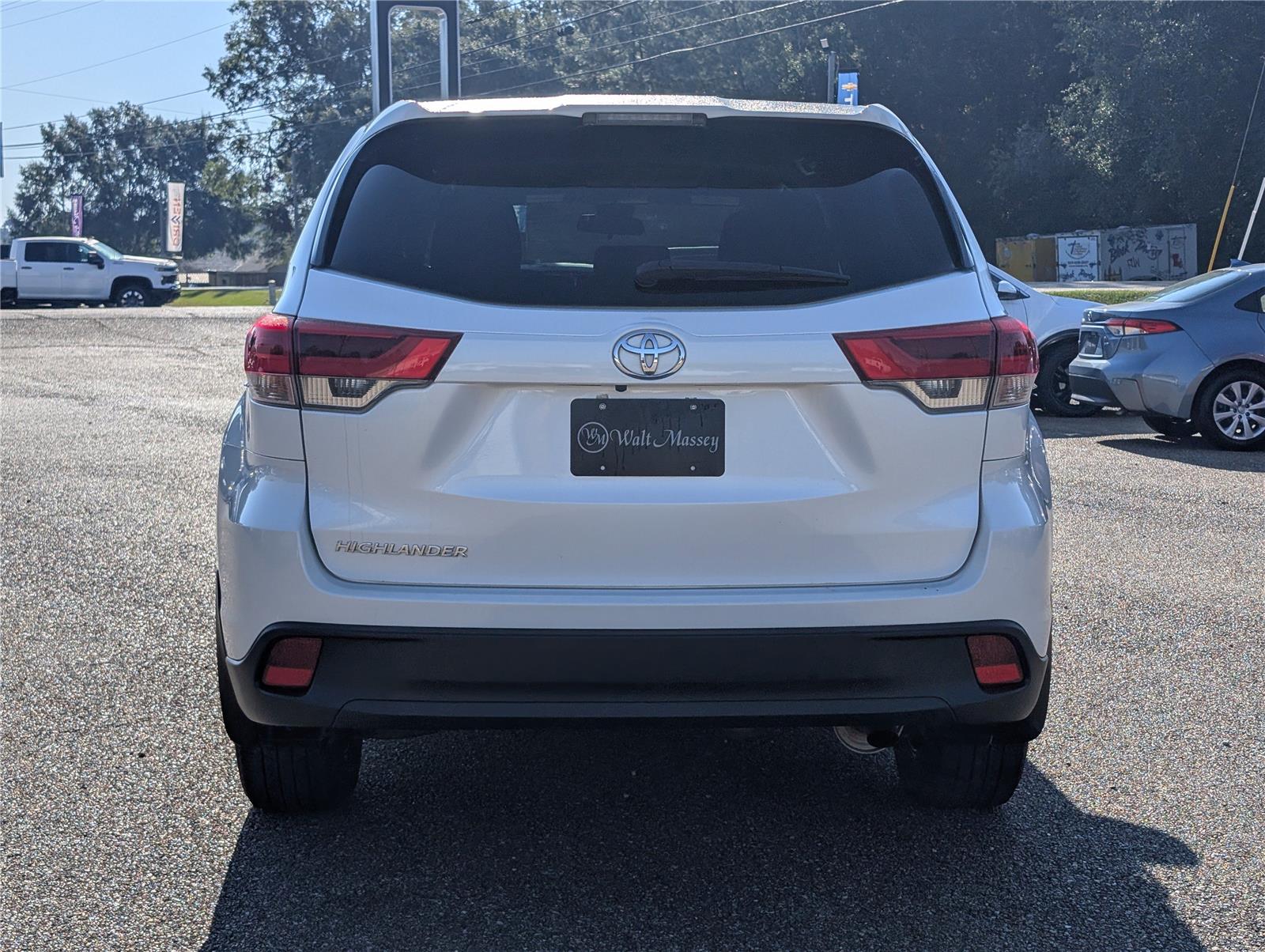 2018 Toyota Highlander LE photo 3