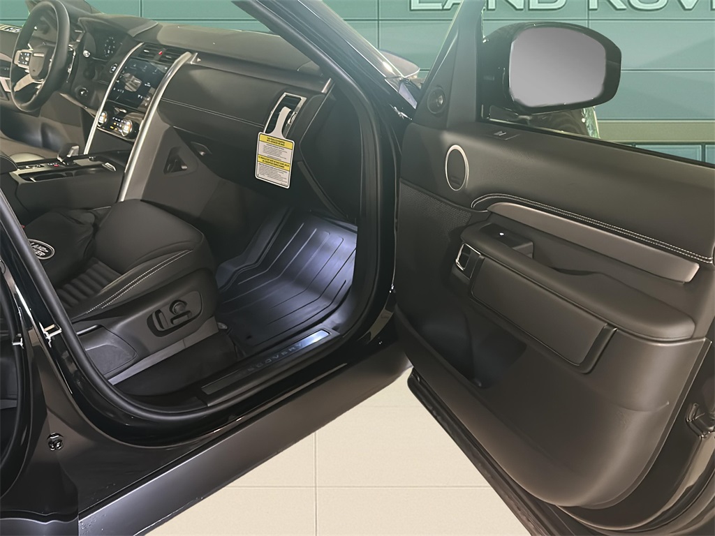 2025 Land Rover Discovery SE photo 8