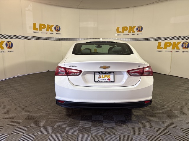 2022 Chevrolet Malibu 1LT photo 2