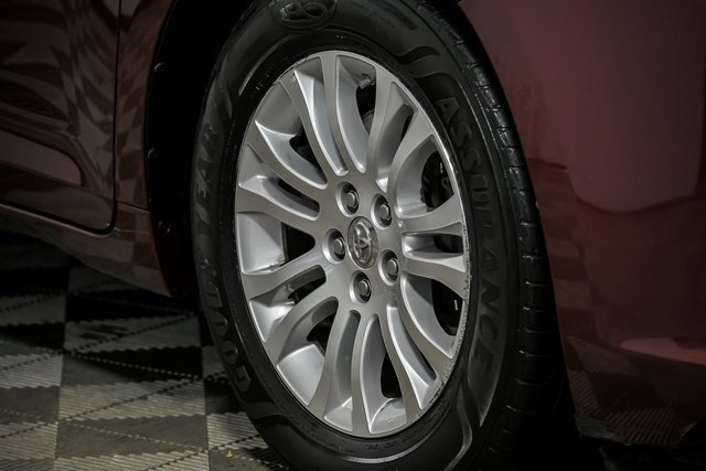 2015 Toyota Sienna XLE photo 3