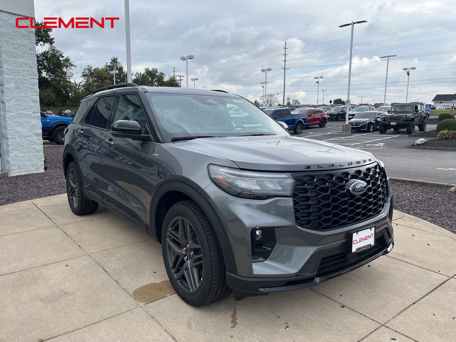 2025 Ford Explorer ST-Line photo 3