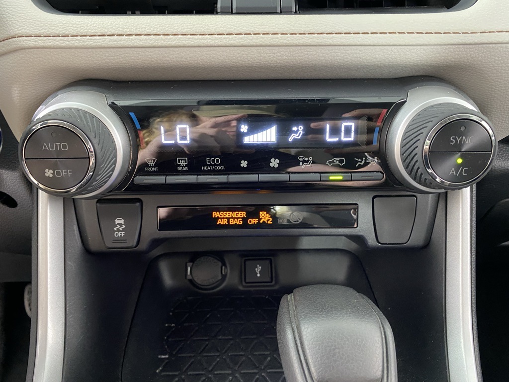 2020 Toyota RAV4 Hybrid XLE photo 15