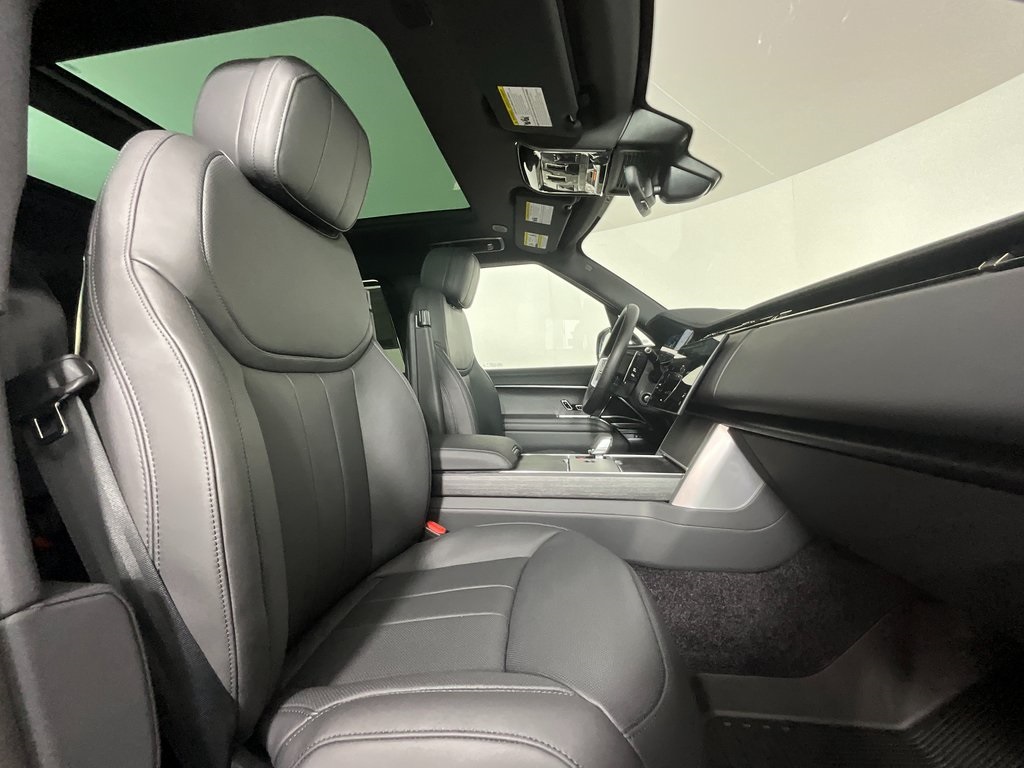 2025 Land Rover Range Rover SE photo 3