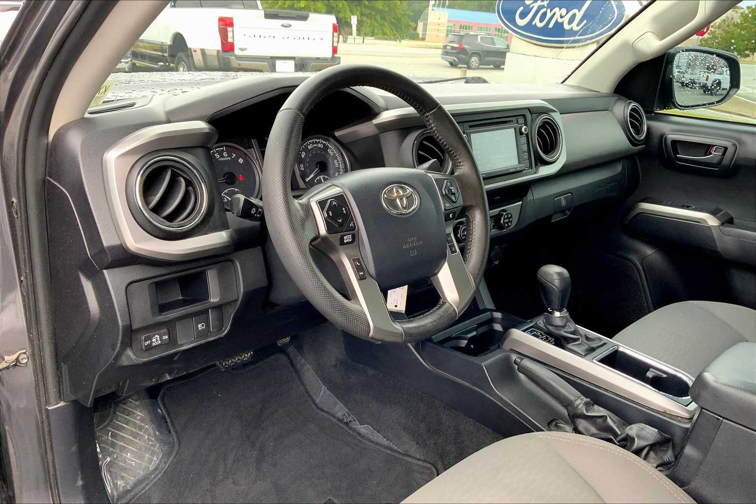 2019 Toyota Tacoma SR5 photo 14