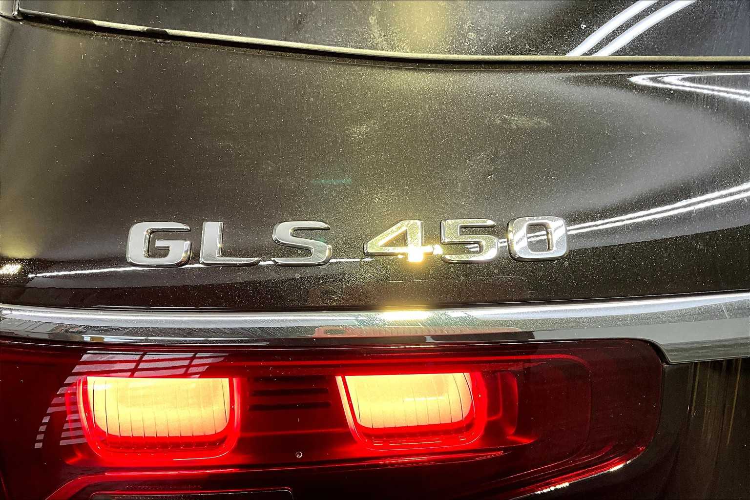 2026 Mercedes Benz GLS 450 4MATIC photo 4
