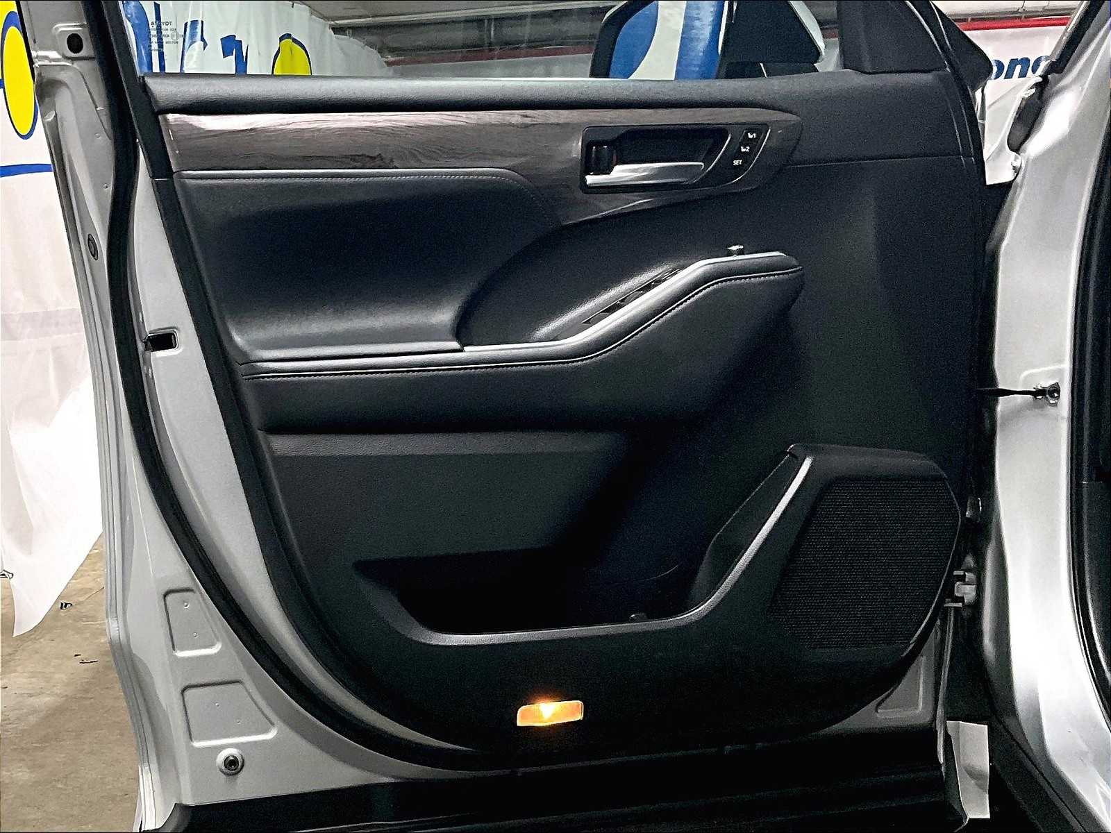 2021 Toyota Highlander Platinum photo 7