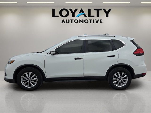 2017 Nissan Rogue SV photo 2