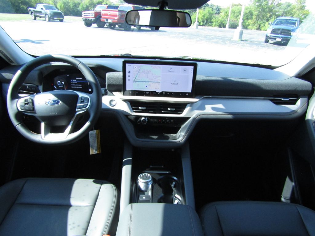 2025 Ford Explorer photo 16