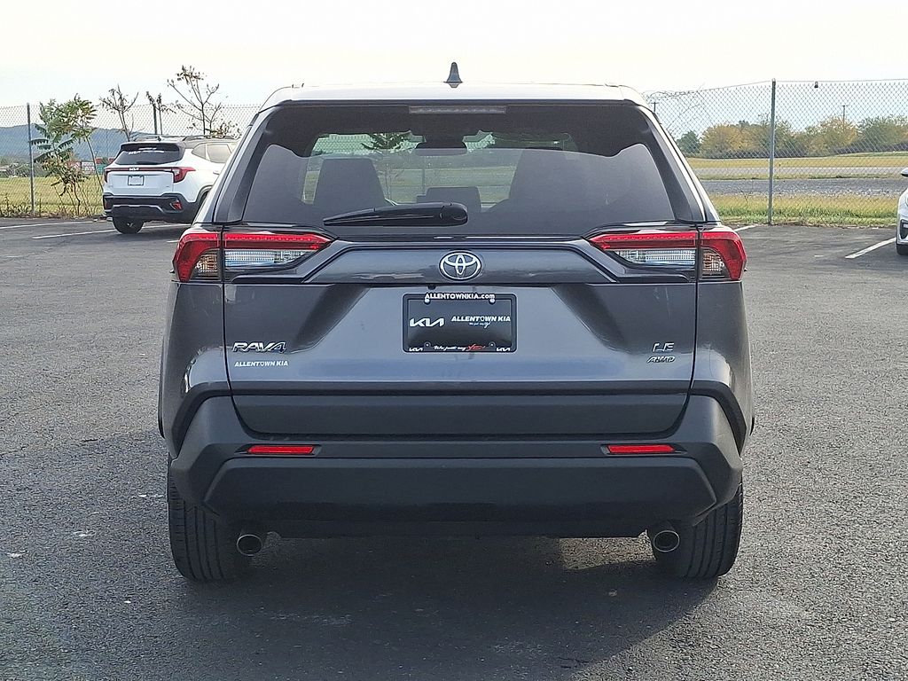 2022 Toyota RAV4 LE photo 3