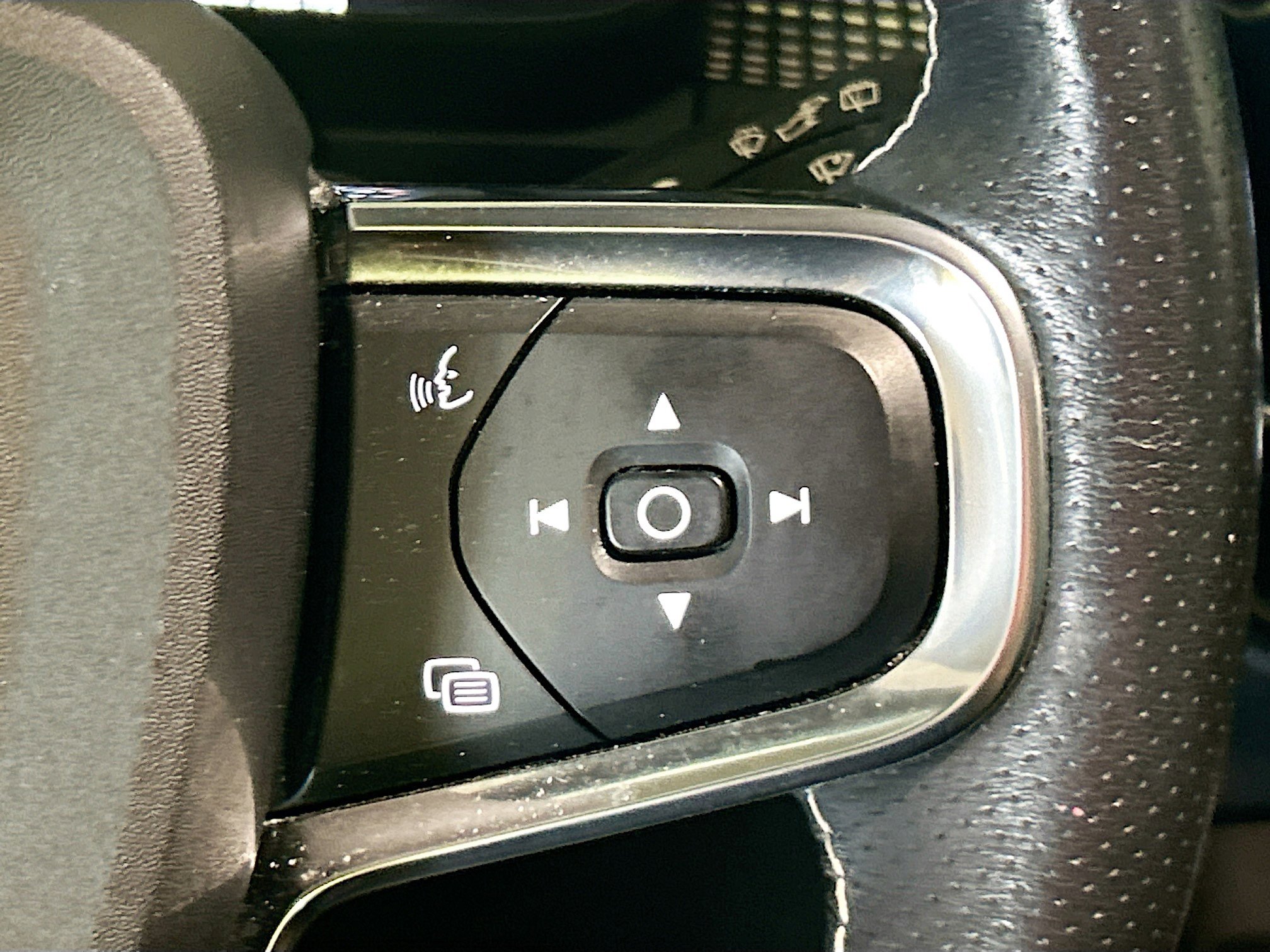 2021 Volvo XC40 R-Design AWD photo 30
