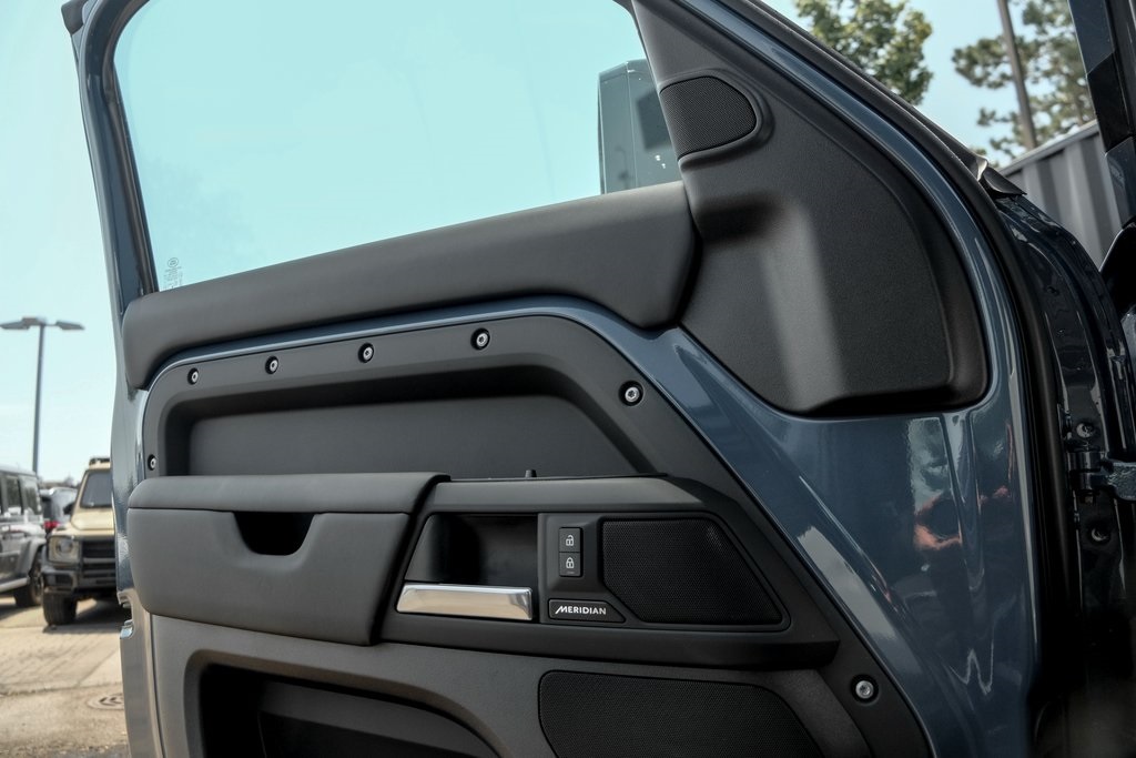 2025 Land Rover Defender 110 S photo 8