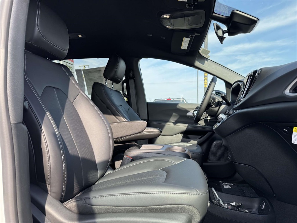 2026 Chrysler Voyager LX photo 14