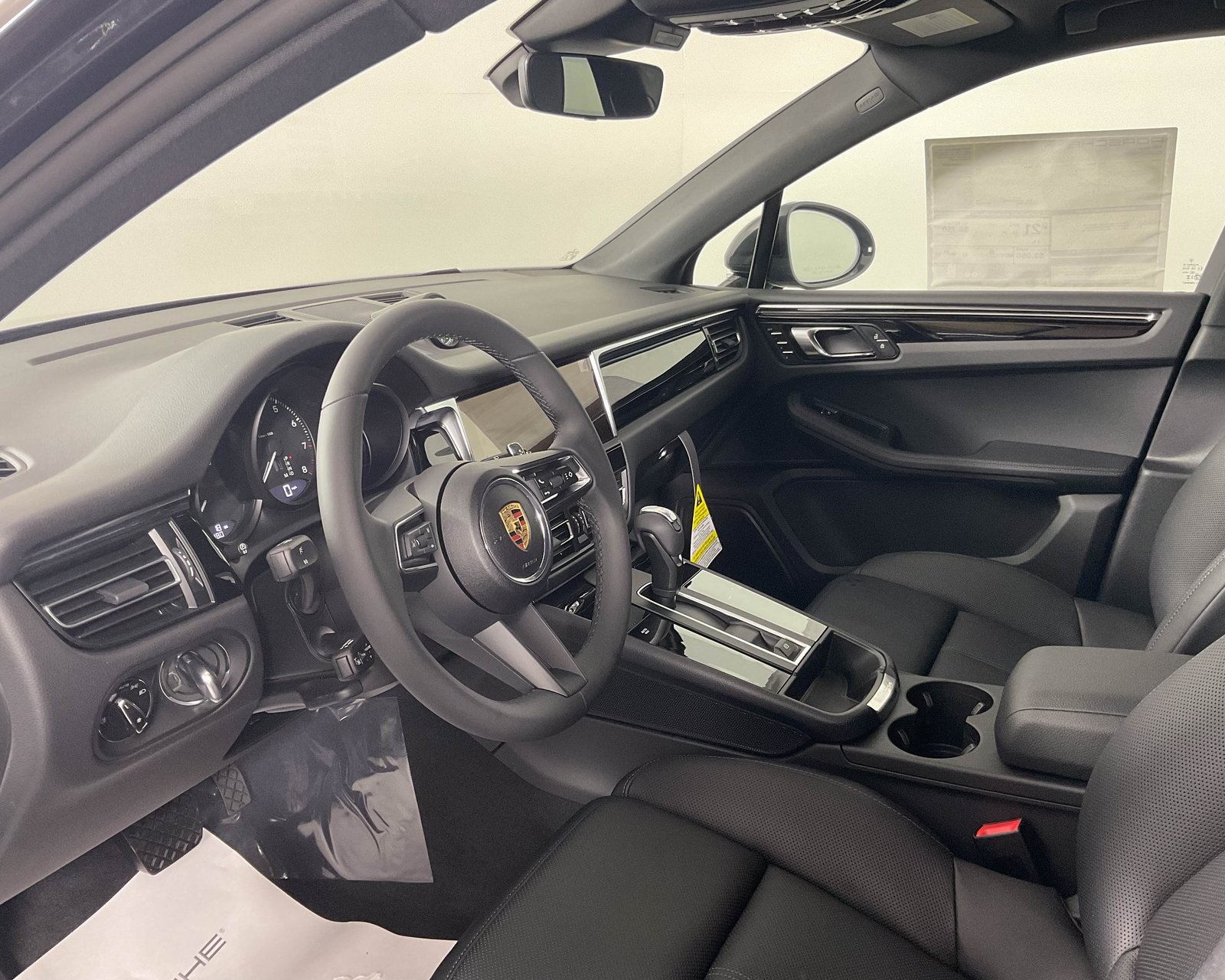 2025 Porsche Macan T photo 4