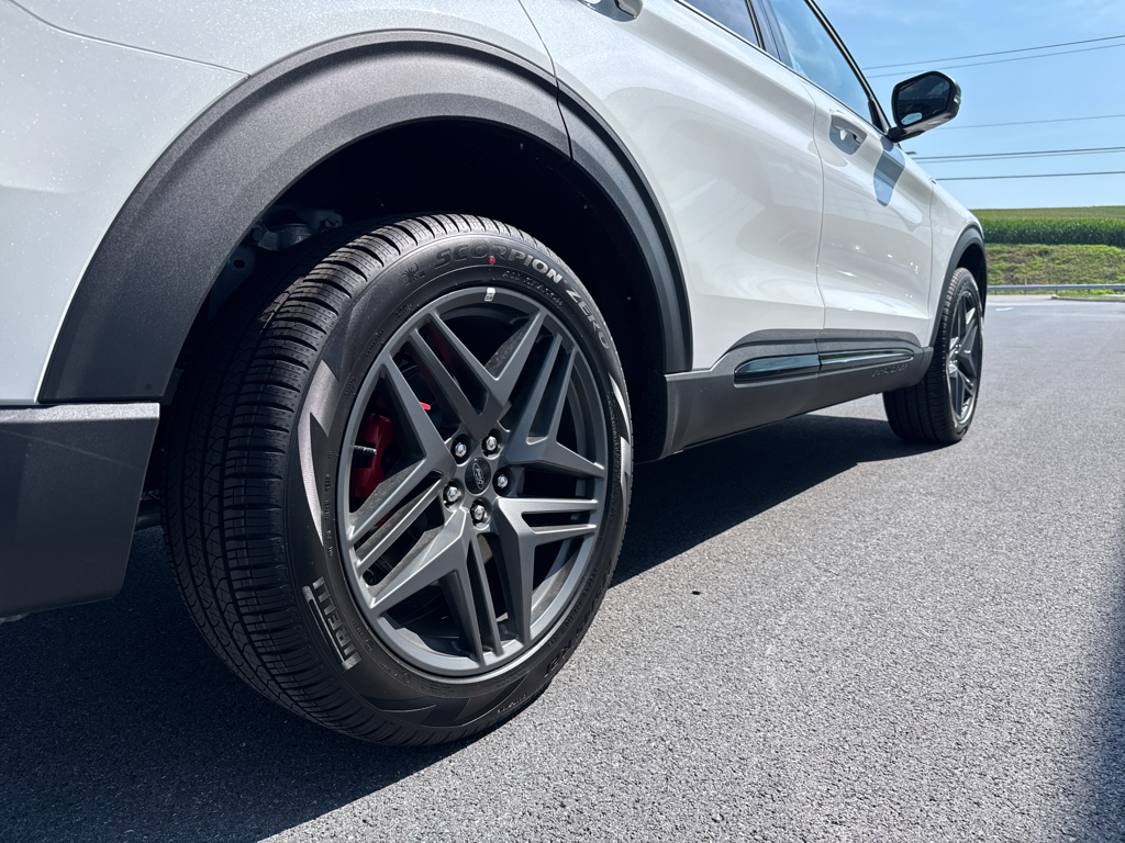 2025 Ford Explorer ST-Line photo 6