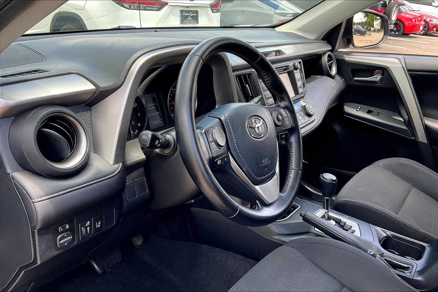 2017 Toyota RAV4 XLE photo 16