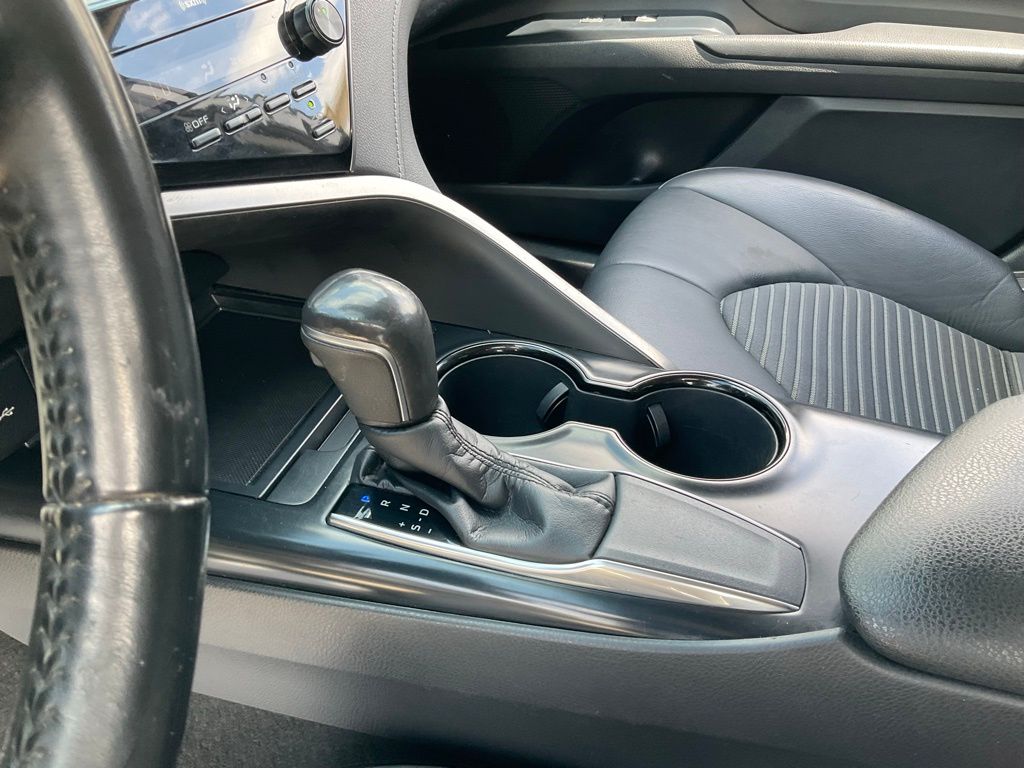 2020 Toyota Camry SE photo 19