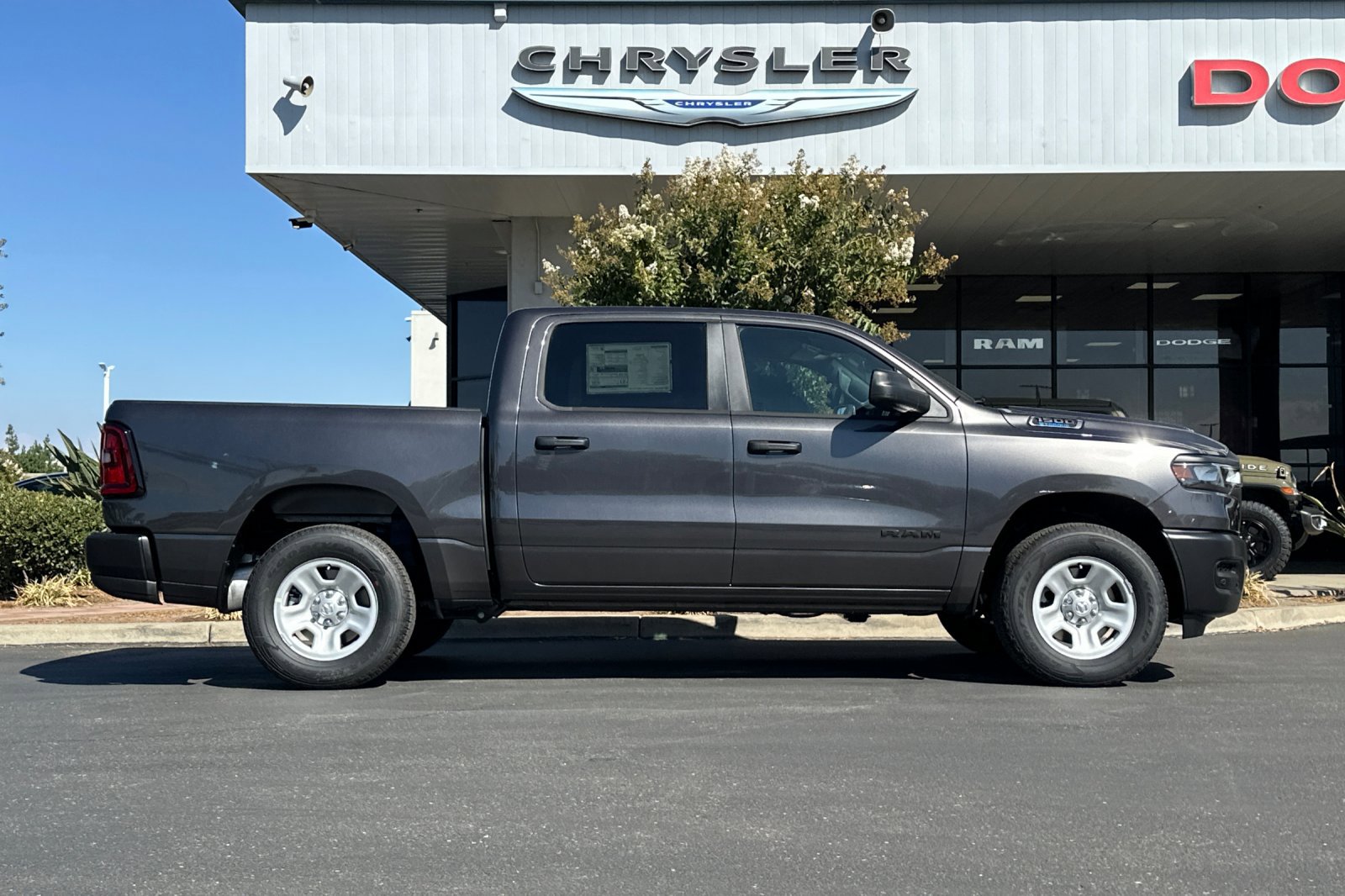 2025 Ram 1500 Tradesman photo 3