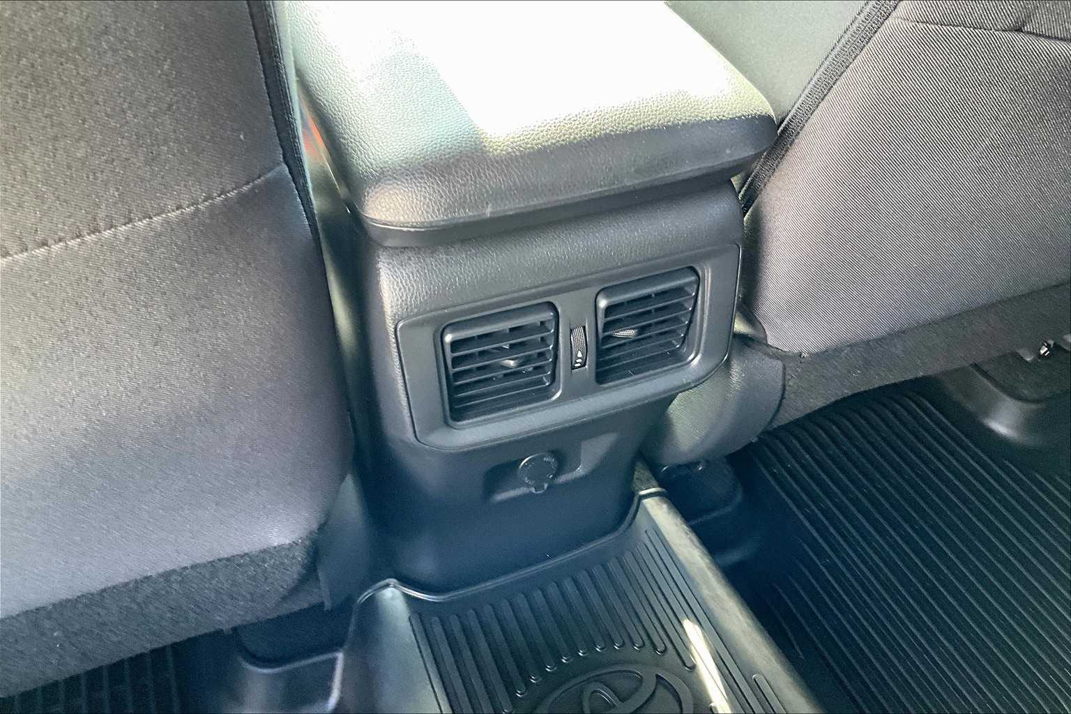 2022 Toyota RAV4 LE photo 28