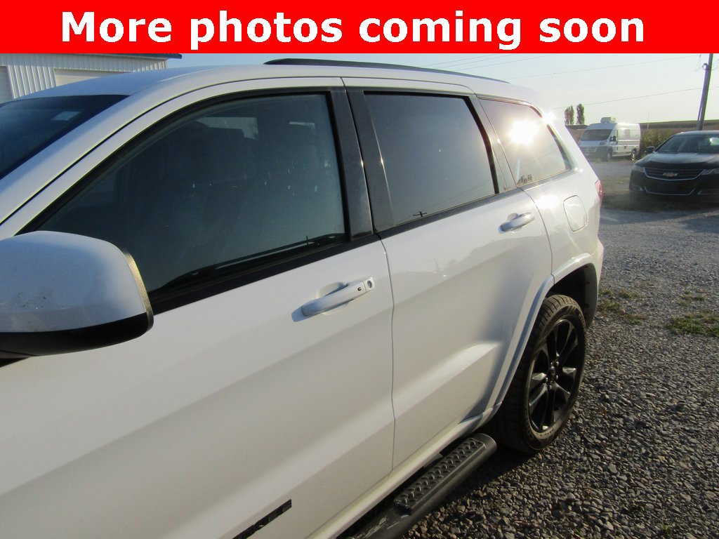 2020 Jeep Grand Cherokee Laredo photo 2